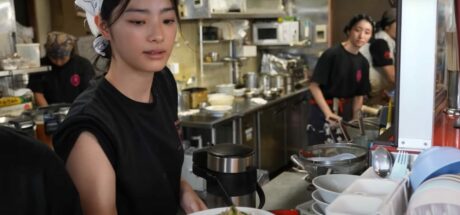 神似NewJeans Minji的日本“美女中华料理店长”爆红!为赴韩出道竟抛弃餐厅?背后故事不简单 - 奇趣星球报