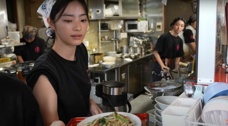 神似NewJeans Minji的日本“美女中华料理店长”爆红!为赴韩出道竟抛弃餐厅?背后故事不简单 - 奇趣星球报 - 奇趣星球报