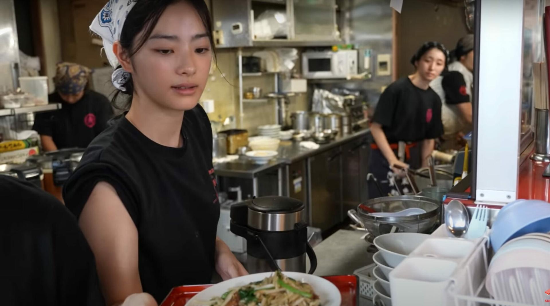 神似NewJeans Minji的日本“美女中华料理店长”爆红！为赴韩出道竟抛弃餐厅？背后故事不简单 - 我的世界基岩版中文站 - 我的世界基岩版中文站