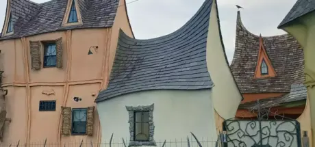 日本住宅区惊现“魔女之家”,扭曲建筑吸引无数爱好者前来观光 - 我的世界基岩版中文站