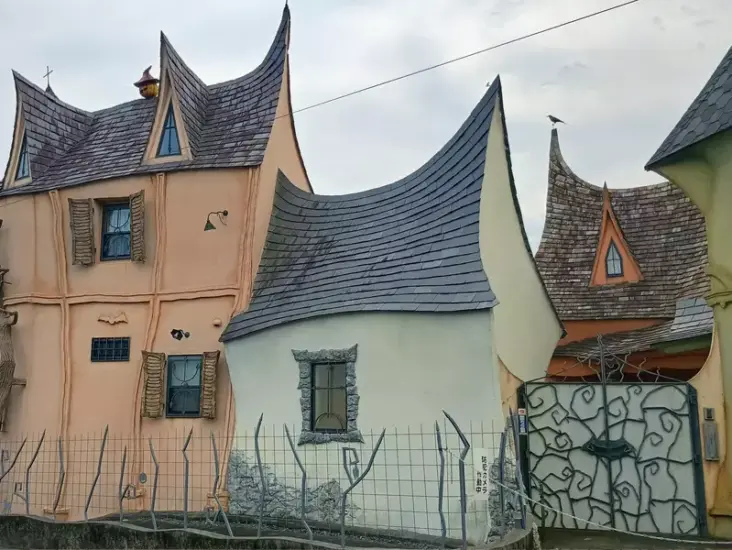 日本住宅区惊现“魔女之家”，扭曲建筑吸引无数爱好者前来观光 - 奇趣星球报 - 奇趣星球报