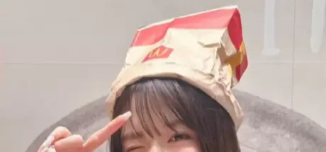 麦当劳纸袋竟成时尚单品?网友吐槽:要多小的头才能戴得进去 - 我的世界基岩版中文站