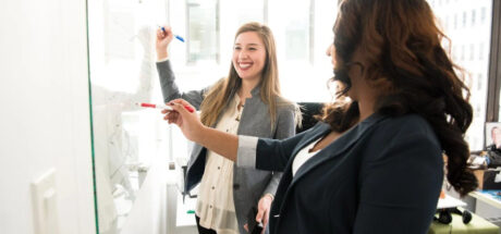 “初见就上下打量，多半是势利眼”：看懂这些人情世故，你也是个老狐狸！ - 奇趣星球报