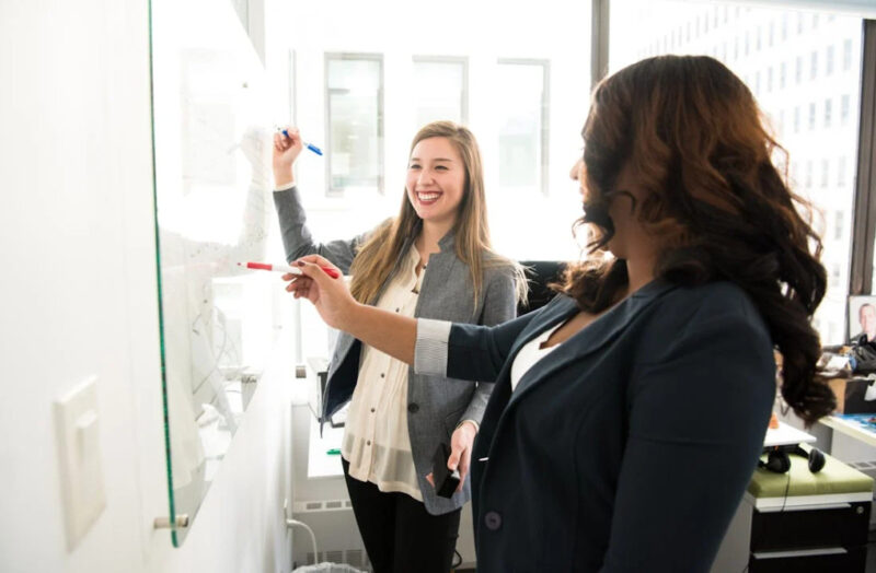 “初见就上下打量,多半是势利眼”:看懂这些人情世故,你也是个老狐狸! - 奇趣星球报 - 奇趣星球报