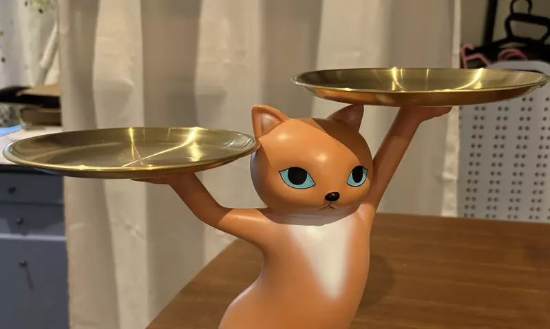 日本网友收到谜一样的生日礼物!“端盘子的猫雕像”引发热议...这到底能用来干嘛? - 奇趣星球报 - 奇趣星球报