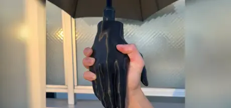 日本网友用3D扫描手形做伞把！手牵手撑伞，温馨创意感动众人 - 我的世界基岩版中文站