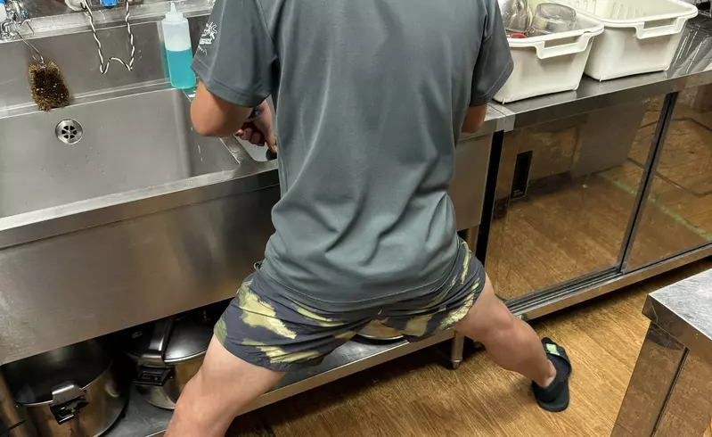 漫画家分享开脚洗碗法：登山界防腰痛绝招，竟在各行业广泛应用 - 奇趣星球报 - 奇趣星球报