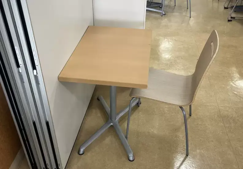 学校餐厅单人座位:日本网友热议引发两极看法! - 奇趣星球报 - 奇趣星球报