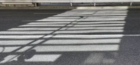 日本超危险的“视觉欺骗斑马线”！光线反射导致错觉，行人险些闯马路！ - 我的世界基岩版中文站