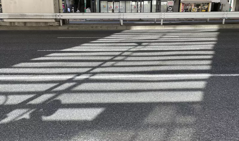 日本超危险的“视觉欺骗斑马线”！光线反射导致错觉，行人险些闯马路！ - 奇趣星球报 - 奇趣星球报