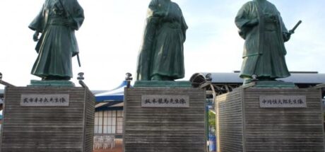 日本高知市因台风拆除名人雕像！坂本龙马“消失”的诡异画面，成千万日网友笑点 - 我的世界基岩版中文站