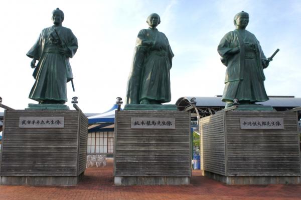 日本高知市因台风拆除名人雕像!坂本龙马“消失”的诡异画面,成千万日网友笑点 - 我的世界基岩版中文站 - 我的世界基岩版中文站