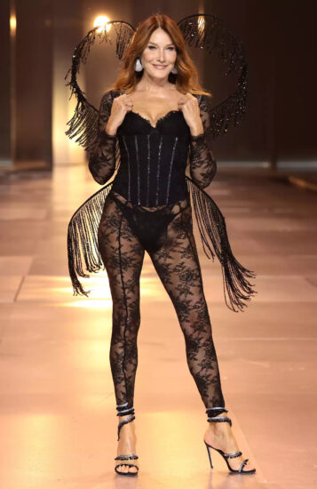 从超模传奇到法国第一夫人!56岁 Carla Bruni 重返 Victoria's Secret 天桥,老佛爷盛赞“完美” - 奇趣星球报 - 奇趣星球报