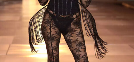 从超模传奇到法国第一夫人!56岁 Carla Bruni 重返 Victoria's Secret 天桥,老佛爷盛赞“完美” - 我的世界基岩版中文站