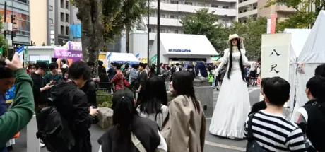 2024东京池袋万圣节震撼登场!「八尺大人」参战,身高超越贩卖机引人瞩目 - 我的世界基岩版中文站