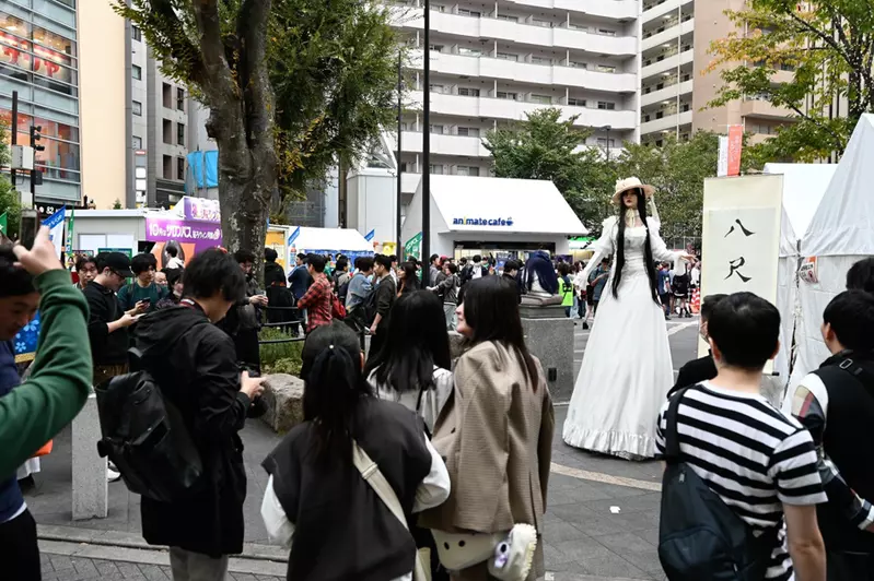 2024东京池袋万圣节震撼登场！「八尺大人」参战，身高超越贩卖机引人瞩目 - 我的世界基岩版中文站 - 我的世界基岩版中文站