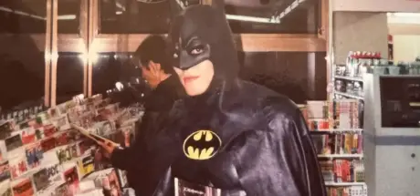 日本漫画家桂正和32年前扮蝙蝠侠逛街!如今真的还敢这样进便利店吗? - 我的世界基岩版中文站