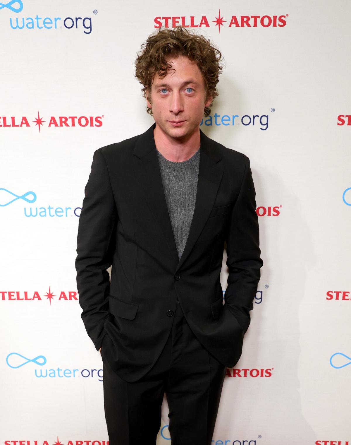 离婚后情场活跃！Jeremy Allen White与《熊家餐馆》女星亲密互动引热议！ - 我的世界基岩版中文站 - 我的世界基岩版中文站