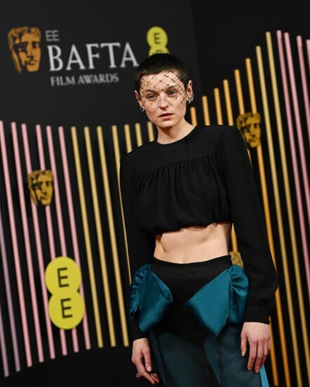 最“奔放”的剑桥学霸 Emma Corrin！演戴安娜王妃爆红，时尚封面不剃腋毛引关注 - 奇趣星球报 - 奇趣星球报