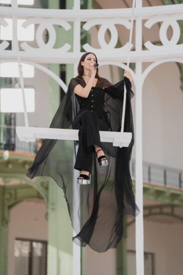 猫王外孙女为CHANEL大秀献声！从时尚界跨界演艺，与Kristen Stewart神撞脸 - 奇趣星球报 - 奇趣星球报