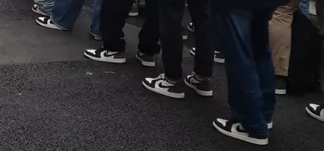 日本鞋店打击黄牛奇招曝光！顾客需穿指定鞋款，场面诡异引网友热议！ - 我的世界基岩版中文站