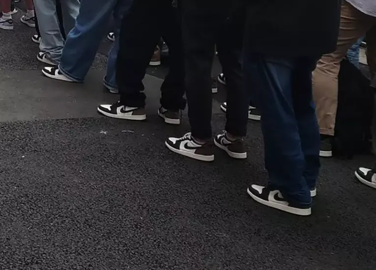 日本鞋店打击黄牛奇招曝光!顾客需穿指定鞋款,场面诡异引网友热议! - 奇趣星球报 - 奇趣星球报