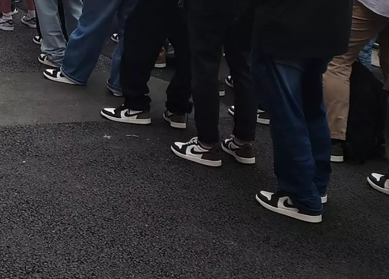 日本鞋店打击黄牛奇招曝光！顾客需穿指定鞋款，场面诡异引网友热议！ - 我的世界基岩版中文站 - 我的世界基岩版中文站