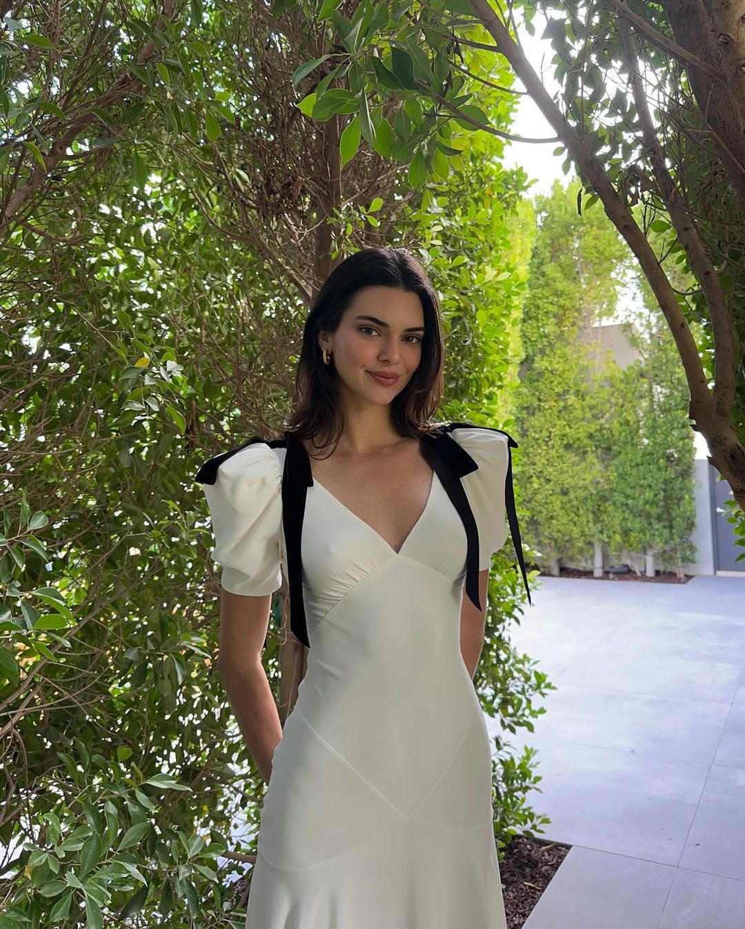 Kendall Jenner 低调炫富风格不改！卢浮宫深夜赤脚打卡照，细节引关注 - 我的世界基岩版中文站 - 我的世界基岩版中文站