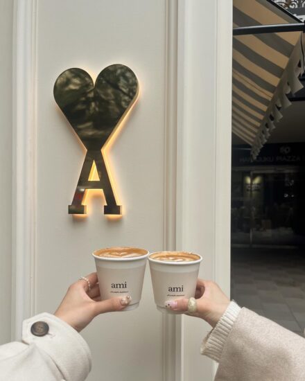 AMI PARIS 快闪咖啡厅登陆东京表参道！爱心咖啡杯萌化你的心 - 奇趣星球报 - 奇趣星球报