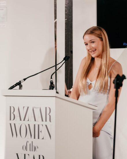 Harper Beckham 的时尚之路！从颁奖礼上赢得掌声，到家人铺路成就13岁时尚新星 - 奇趣星球报 - 奇趣星球报