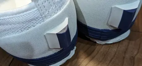 日本学校室内鞋新设计！脚后跟加上了一个神奇的凸起，你能猜到这玩意是干嘛的吗？ - 我的世界基岩版中文站