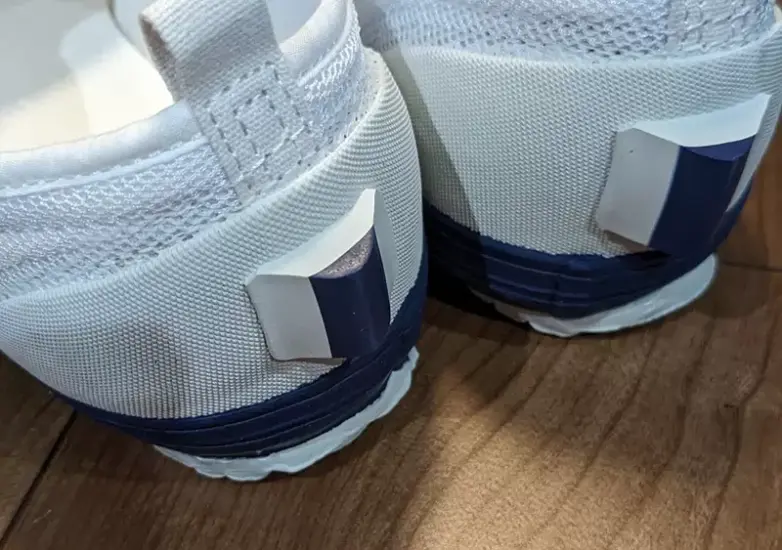 日本学校室内鞋新设计!脚后跟加上了一个神奇的凸起,你能猜到这玩意是干嘛的吗? - 奇趣星球报 - 奇趣星球报