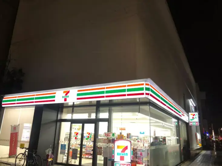 日本知名建筑师设计的 LV 店铺，如今却成“7-11”！网友感叹如同没落的贵族千金一样！ - 奇趣星球报 - 奇趣星球报