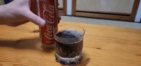 日本网友爬山捡到“半世纪前的可乐”，打开后竟还有气泡！但其他人却直呼这太危险了！ - 我的世界基岩版中文站