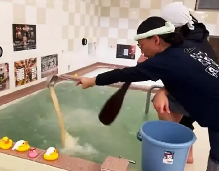 日本澡堂加入“豚骨高汤”，让你体验当一碗豚骨拉面的感觉！被网友批评不卫生，紧急叫停了！ - 奇趣星球报 - 奇趣星球报