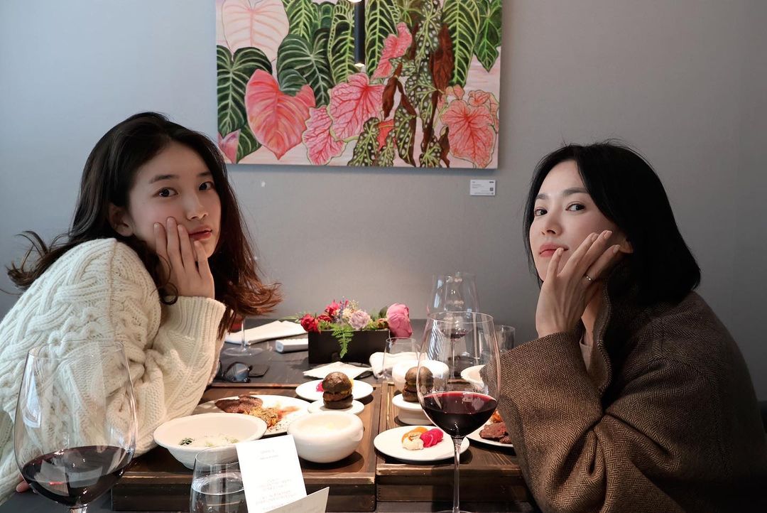 秀智化身「漂亮妹妹」请宋慧乔吃生日饭！拥有超强交友圈的她，甚至连 Jennie、金秀贤也被她迷倒 - 我的世界基岩版中文站 - 我的世界基岩版中文站