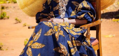 13岁被迫结婚,曾因生活压力酗酒,非洲80岁 Chola 奶奶如今成为最新时尚 icon!背后故事却令人感动! - 我的世界基岩版中文站