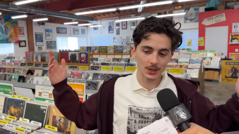 Timothée Chalamet 逛唱片行曝光「音乐品味」!从 Lauryn Hill 听到 Beastie Boys,自弹自唱难不倒他! - 奇趣星球报 - 奇趣星球报