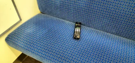 日本网友议论“电车上出现电视遥控器”，食蜂操祈是你掉的吗！什么情况会携带遥控器出门呢！ - 我的世界基岩版中文站