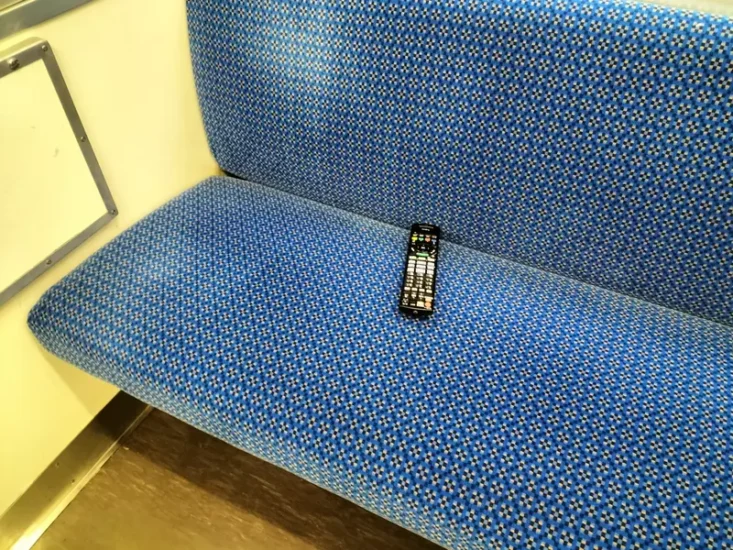 日本网友议论“电车上出现电视遥控器”，食蜂操祈是你掉的吗！什么情况会携带遥控器出门呢！ - 奇趣星球报 - 奇趣星球报