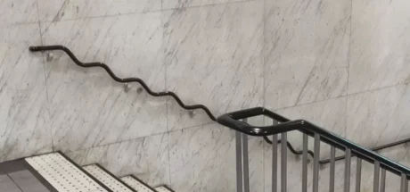 日本网友评价“波浪扶手”这种设计看法两极,有人喜欢但也有人无法适应!你觉得扶起来方不方便呢! - 我的世界基岩版中文站