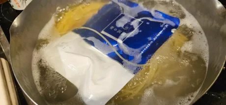 日本料理网红将调理包跟意大利面一起煮！挨批不卫生，引爆网络争论！ - 我的世界基岩版中文站