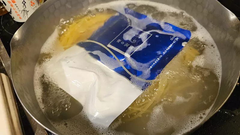 日本料理网红将调理包跟意大利面一起煮！挨批不卫生，引爆网络争论！ - 我的世界基岩版中文站 - 我的世界基岩版中文站