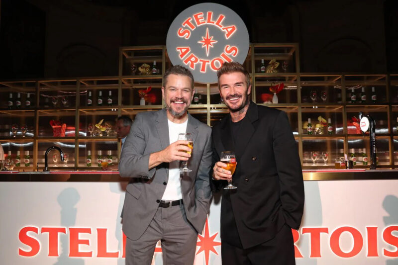 David Beckham 原来有个流落在美国的孪生哥哥,竟是影帝 Matt Damon!这出广告好敢演! - 奇趣星球报 - 奇趣星球报