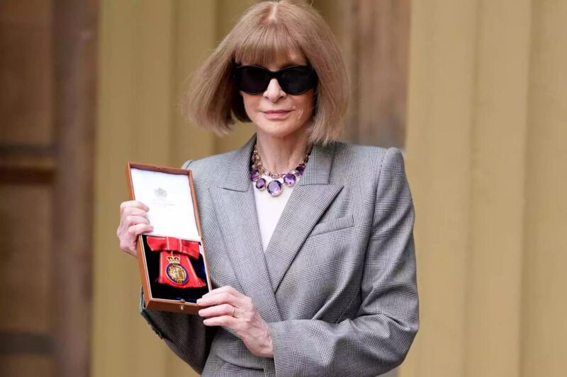 Anna Wintour 获英皇室颁勋位，戴上的紫水晶颈链充满故事！75 岁的她有着如英女皇般的工作态度！ - 奇趣星球报 - 奇趣星球报