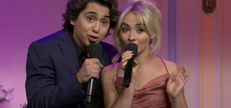 整个网络都在问「谁是 Domingo?」!他因 SNL 3 部曲爆红,更成为 Sabrina Carpenter 演唱会焦点! - 我的世界基岩版中文站