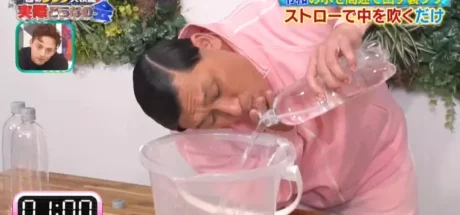 日本综艺节目实验“如何快速倒出瓶装水”，各种网络偏方都用了！漩涡法和吸管法哪个最有效！ - 我的世界基岩版中文站