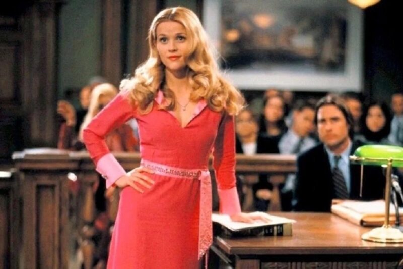 《Legally Blonde》前传剧来了， 新一代女主角是年轻的 Lexi Minetree！就连 Reese Witherspoon 也惊讶两人长太像！ - 奇趣星球报 - 奇趣星球报