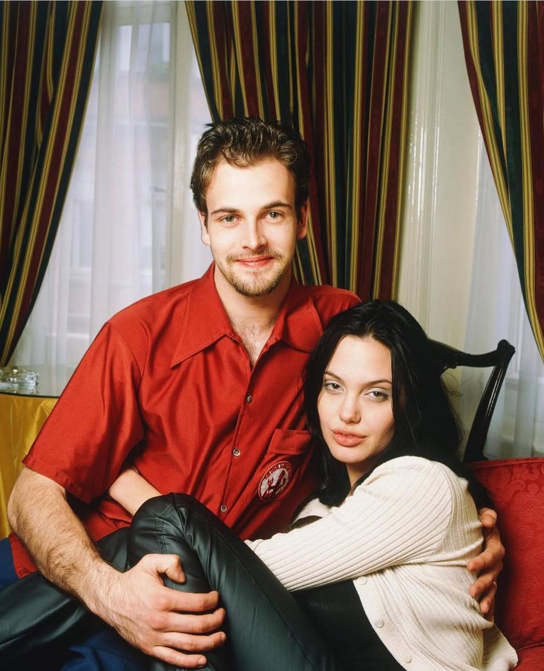 Angelina Jolie 说过最后悔跟 Johny Lee Miller 离婚！当不了爱人却当了挚友，恢单后守护对方！ - 我的世界基岩版中文站 - 我的世界基岩版中文站