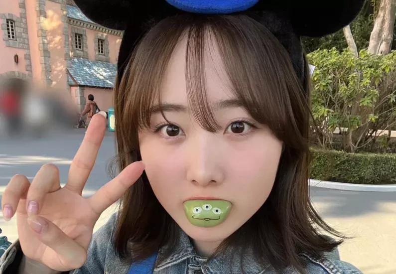 日本网友议论“东京迪士尼不成文规定”吃三眼怪麻糬一定要先含着拍照!没照做就等着被排挤! - 奇趣星球报 - 奇趣星球报